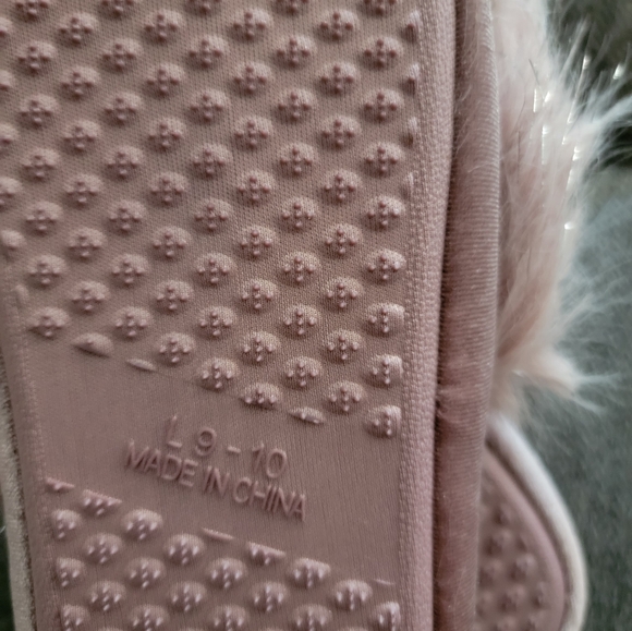 New Pink Furry Slippers Size 9/10 - Picture 3 of 3